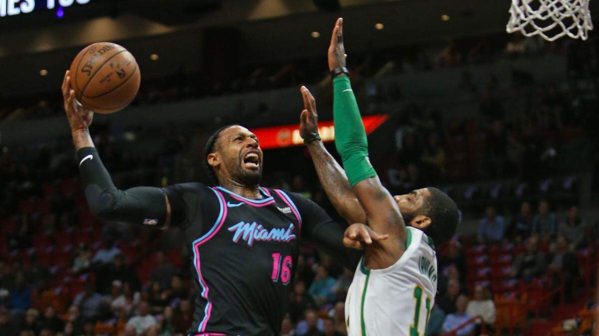 El jugador del Heat James Johnson (16) avanza al aro ante la defensa de Kyrie Irving (11), de los Celtics, en el primer cuarto del partido celebrado el 10 de enero de 2019 en Miami.