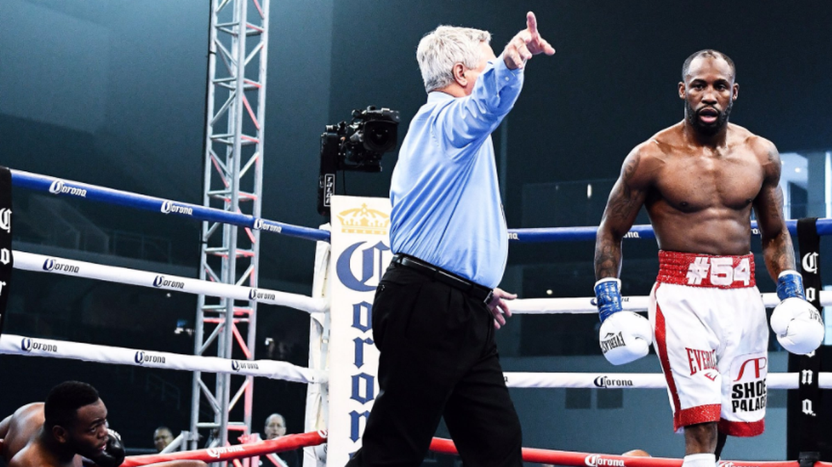 El peleador cubano Yordenis Ugás (der.) va a la esquina luego de derribar al pugilista dominicano Jonathan Batista, el 16 de junio de 2018 en Frisco, Texas.