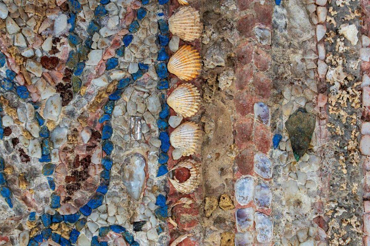 El mosaico está hecho de conchas, caracoles, piedras y otros materiales intricadamente arreglados en complejos estampados.