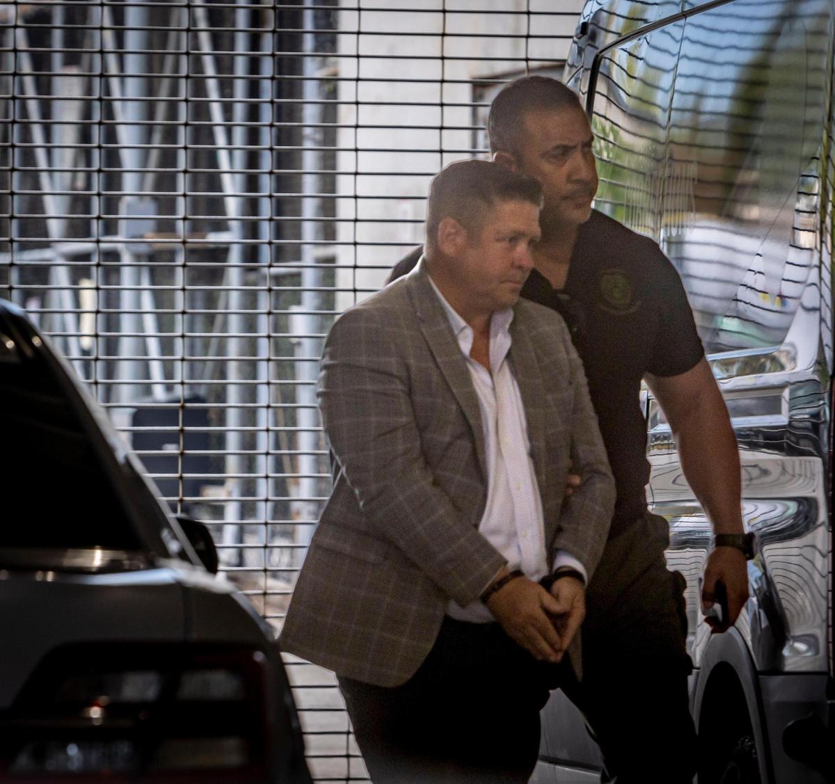 El abogado y cabildero Bill Riley es llevado esposado a TGK después de ser acusado de lavado de dinero y soborno el jueves 14 de septiembre de 2023.