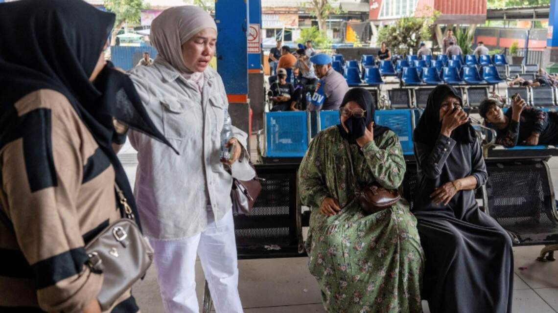 Al menos 129 personas están desaparecidas tras naufragio de un buque de pasajeros en Indonesia