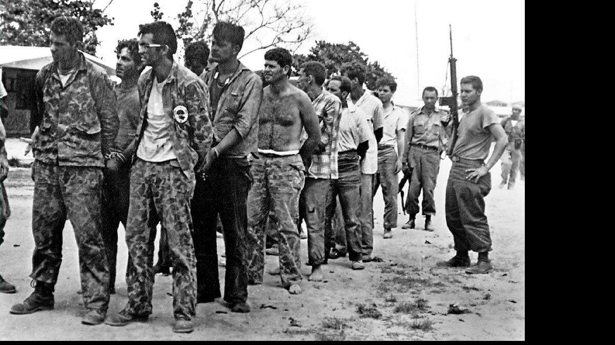 Foto tomada en abril de 1961 que muestra a varios miembros de la Brigada 2506, después de ser capturados en Bahía de Cochinos, Cuba. 