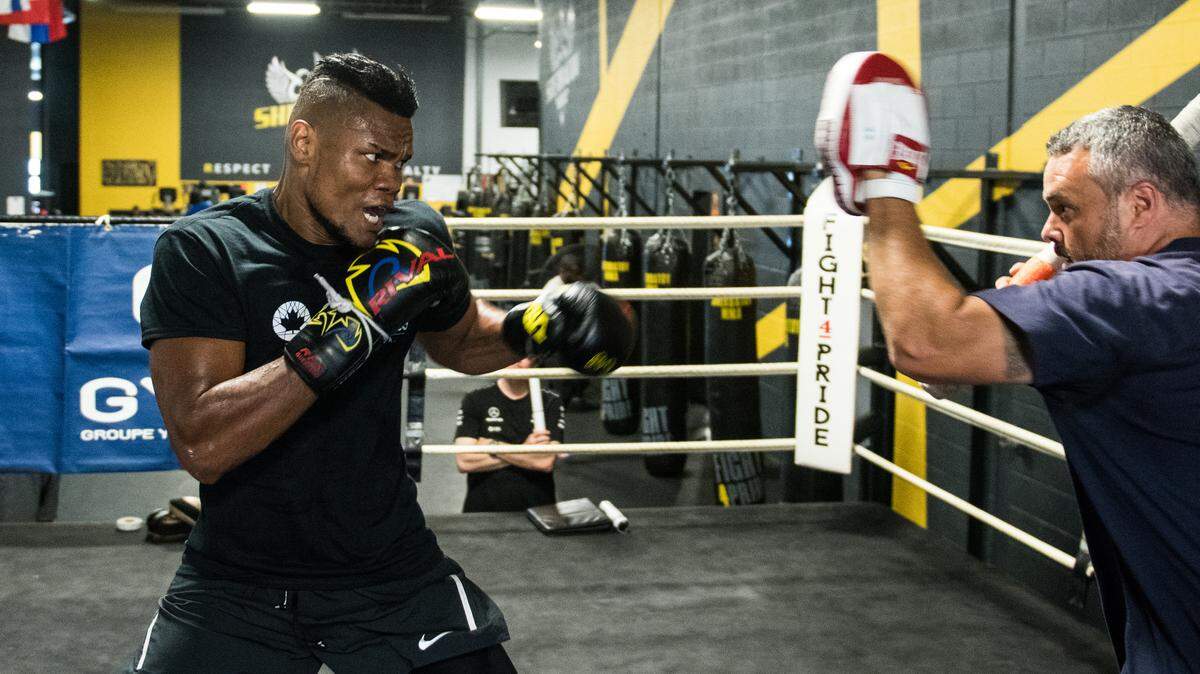 ELEIDER ALVAREZ entrena para su pelea contra Sergey Kovalev el 4 de agosto.