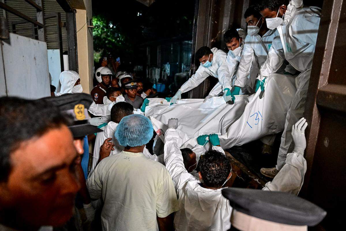Personal sanitario transporta los cuerpos de los marineros iraníes fallecidos en un ataque con torpedos estadounidenses contra su fragata IRIS Dena, frente a la costa sur de Sri Lanka, hasta la morgue del hospital Karapitiya en Galle el 4 de marzo de 2026. Un submarino estadounidense hundió un buque de guerra iraní en el océano Índico, según declaró el secretario de Defensa, Pete Hegseth, el 4 de marzo, promocionando el ataque como prueba del alcance global de Estados Unidos en su guerra contra Irán. Casi 150 marineros estaban desaparecidos y varios muertos tras el hundimiento de la fragata IRIS Dena frente a Sri Lanka.