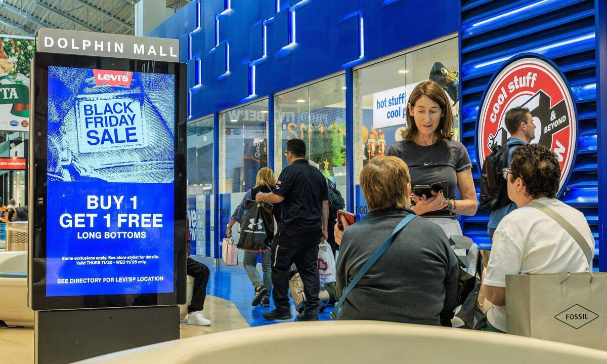 Los compradores recorren los pasillos del Dolphin Mall de Miami, antes de las rebajas del Viernes Negro, el viernes 21 de noviembre de 2025.