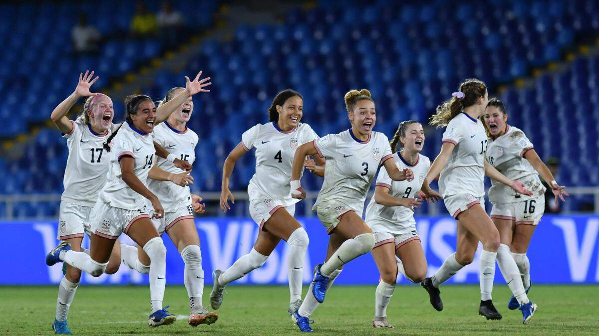 Las jugadoras de Estados Unidos celebran tras vencer a Alemania en la tanda de penales en el partido de cuartos de final del Mundial sub-20 femenino, celebrado el 15 de septiembre de 2024 en Cali, Colombia.