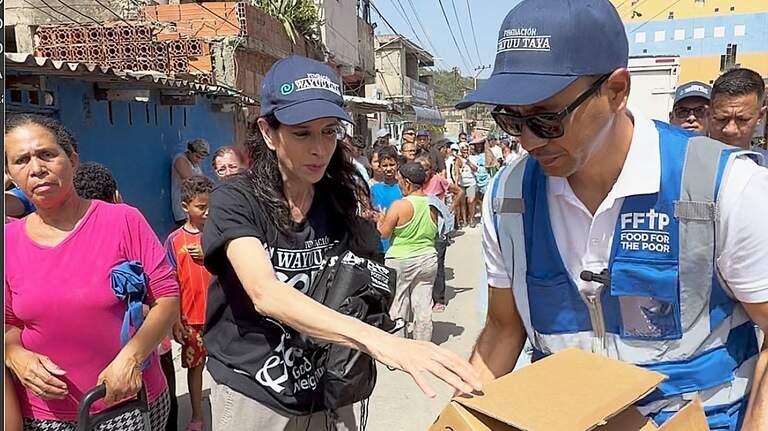 Envían 260,000 libras de ayuda a afectados por terremotos en Venezuela