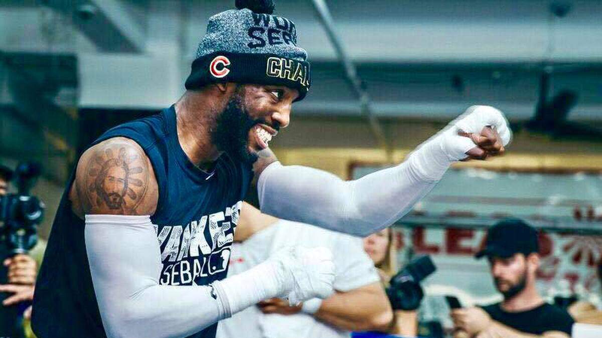 Yordenis Ugás entrena con la vestimenta de los Yankees.