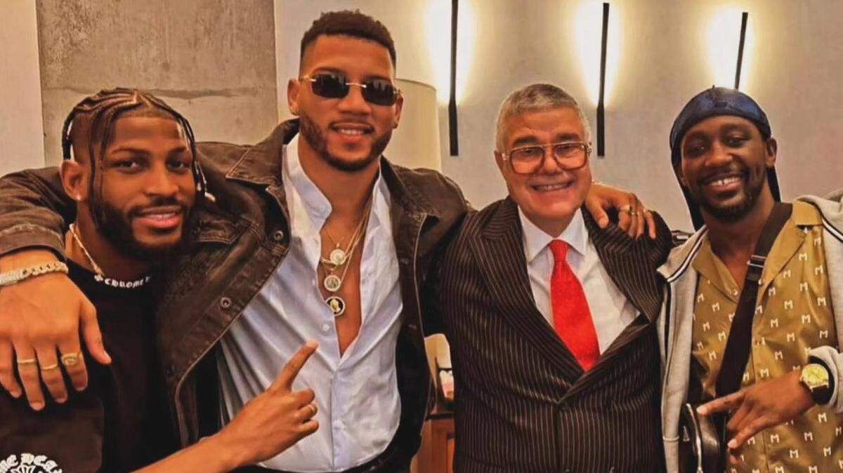 Andy Cruz (izq.) y David Morrell Jr. formarán parte de la gran velada que tendrá lugar el 3 de agosto en Los Angeles y tendrá como protagonista al rey libra por libra Terence Crawford (der.) contra Israil Madrimov. En la foto con el promotor cubano Luis de Cubas. 