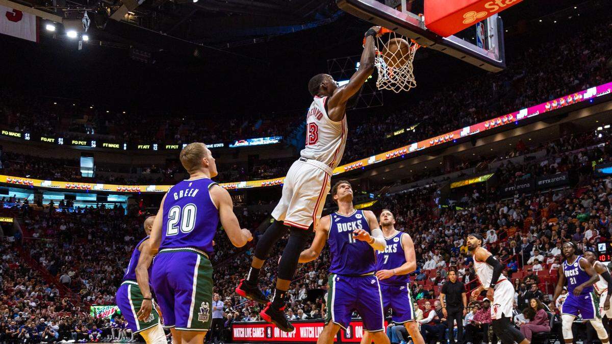 El centro del Heat Bam Adebayo clava la pelota ante la marca de Brook López, de los Bucks de Milwaukee, en el partido celebrado el 14 de enero de 2023 en Miami.