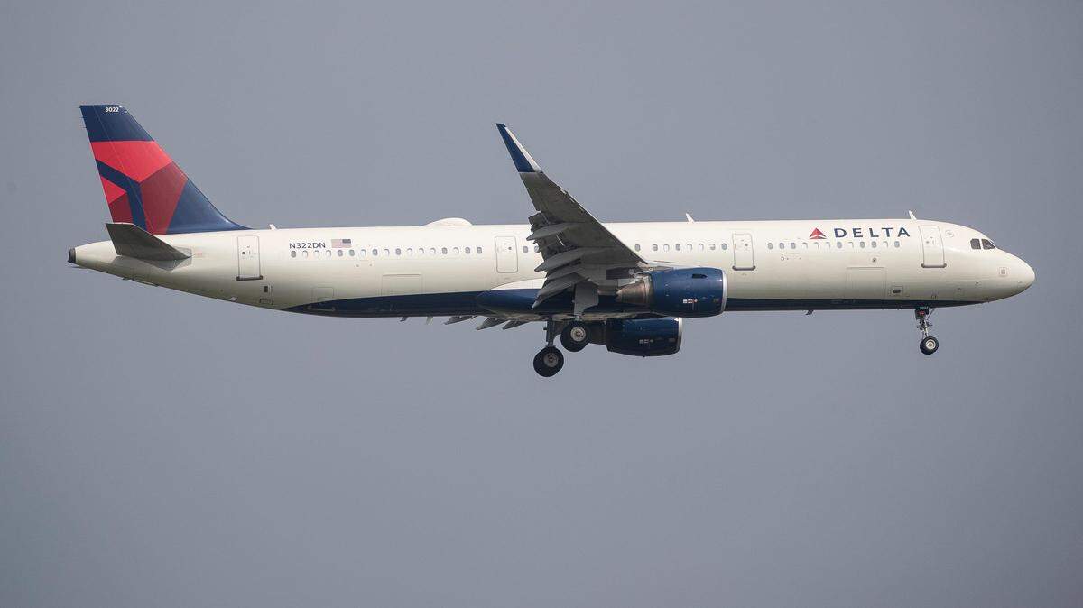 Un avión de pasajeros de Delta se prepara para aterrizar en el Aeropuerto Metropolitano de Detroit, en Rómulus, el viernes 30 de junio de 2023.