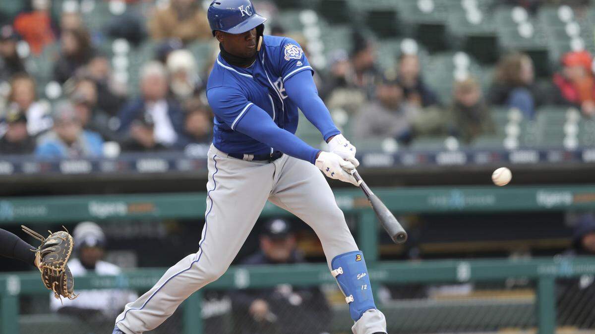 Jorge Soler batea por los Reales en un partido contra los Tigres, el 3 de abril de 2018.