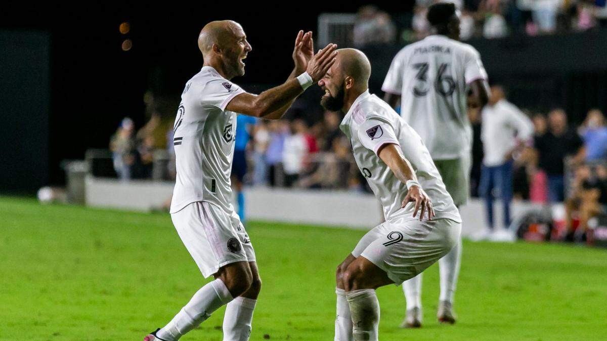 El delantero del Inter de Miami Gonzalo Higuaín (9) celebra con su hermano, el delantero del Inter de Miami Federico Higuaín (22), luego de que anotó un gol contra el FC Cincinnati durante la segunda mitad de su partido de fútbol de la MLS en el DRV PNK Stadium el sábado 23 de octubre de 2021. , en Fort Lauderdale, Florida.