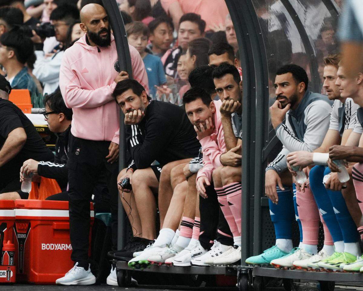 Con Lionel Messi en el banco y un estadio abarrotado gritando su nombre, el Inter Miami consiguió su primera victoria de la temporada al vencer 4-1 a una selección de estrellas de Hong Kong este domingo, en el penúltimo partido de su gira asiática.&nbsp;