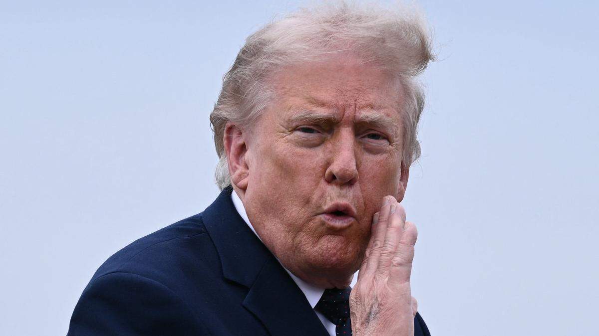 TOPSHOT - US President Donald Trump gestures as he walks to board a plane at Morristown Airport in Morristown, New Jersey, on May 22, 2026. Trump is returning to the White House after delivering remarks in New York. (Photo by Brendan SMIALOWSKI / AFP via Getty Images)
