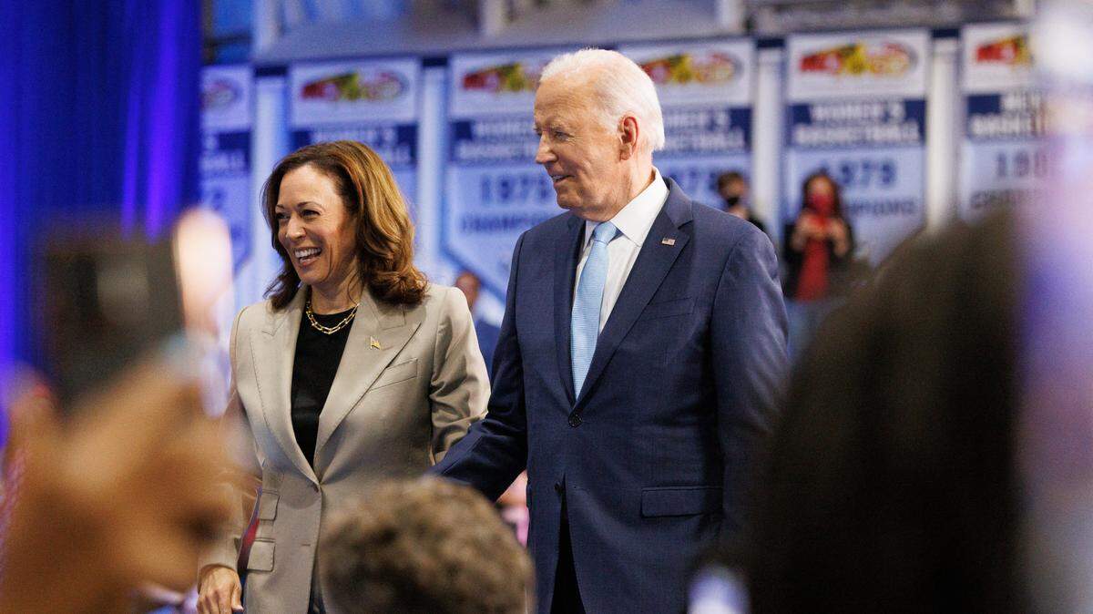 El presidente Joe Biden y la vicepresidenta Kamala Harris saludan a sus seguidores tras anunciar medidas para reducir el costo de las medicinas, el 15 de agosto de 2024, en Upper Marlboro, Maryland.