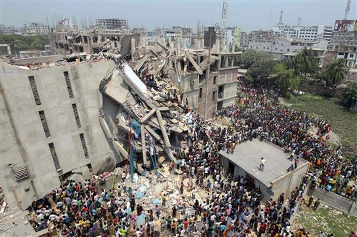 Más de mil personas murieron en Daca, Bangladés, en abril de 2013, cuando un edificio que albergaba varias fábricas de ropa se vino abajo y se convirtió en un montón de escombros.