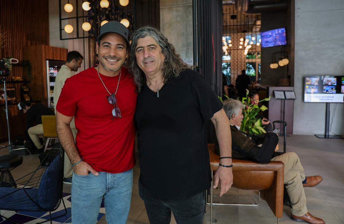 El actor Carlos Enrique Almirante y el director Lilo Vilaplana en la filmación de ‘Eva y Adán en Miami’, en el Hotel Indigo Miami Brickell. La comedia romántica se filmó en Miami.