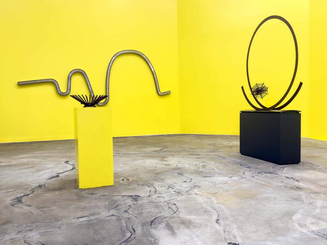 Obras en sala de la exposición “Lydia Azout: Reflections… now” en Dot FiftyOne Gallery, Miami.