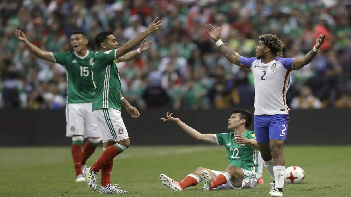 El jugador de Estados Unidos DeAndre Yedlin (der.) y tres futbolistas mexicanos reaccionan a una jugada del partido celebrado el domingo 11 de junio del 2017 en el estadio Azteca, como parte de las eliminatorias mundialistas.