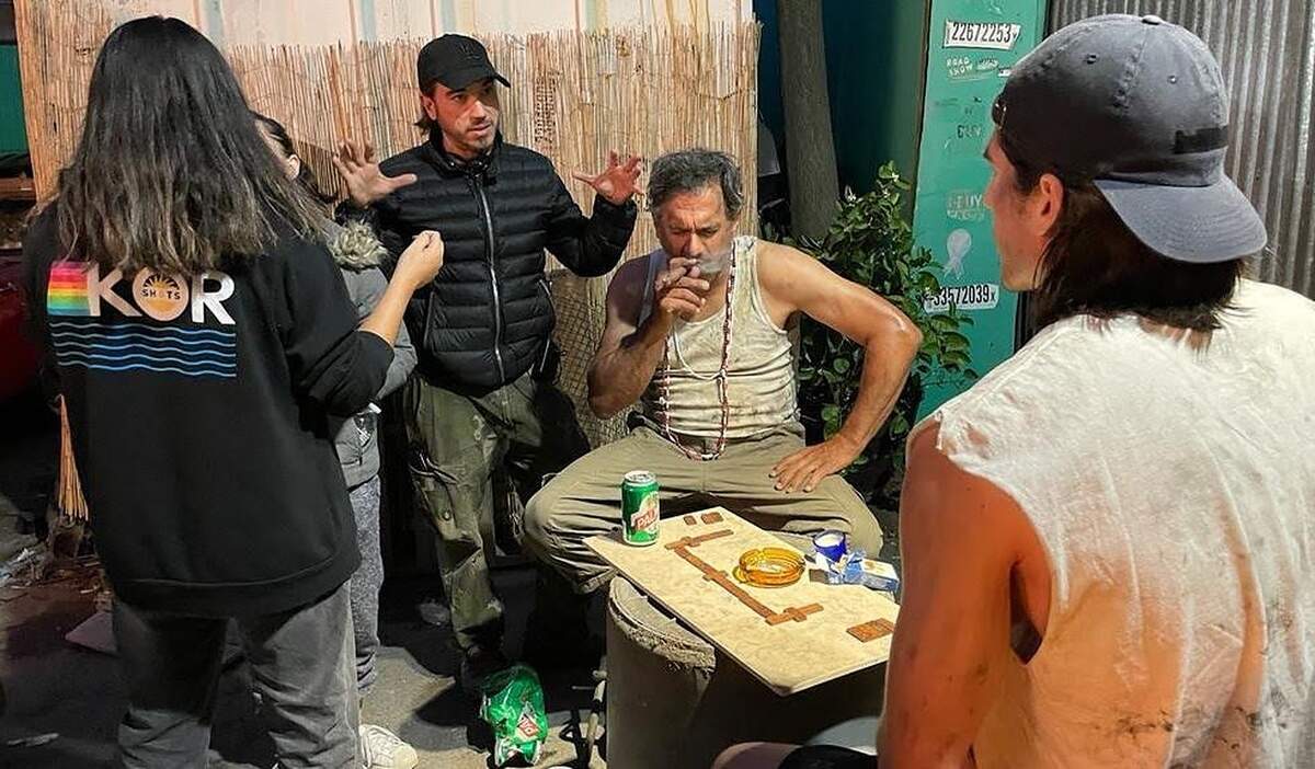 Petersen preparando una escena del encuentro de Lorena con su hermano. 