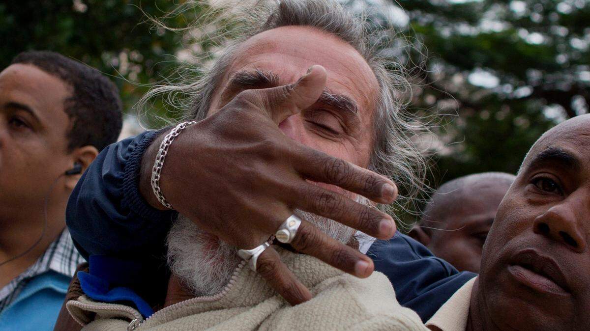 Un agente de la seguridad cubana le cubre la boca a un disente que protestaba en La Habana por el Día internacional de los Derechos Humanos. Archivo.