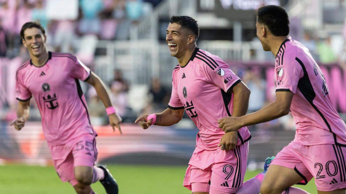 El delantero del Inter Miami Luis Suárez (centro) celebra tras anotar uno de sus dos goles ante el FC Cincinnati, en el partido celebrado el 24 de agosto de 2024 en el Chase Stadium de Fort Lauderdale, Florida.