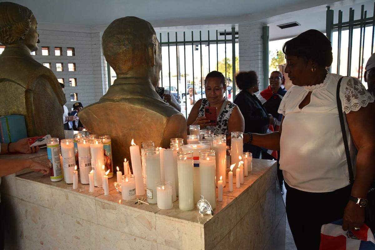 Dominicanos en Miami en un encendido de velas por las víctimas de la tragedia en República Dominicana.