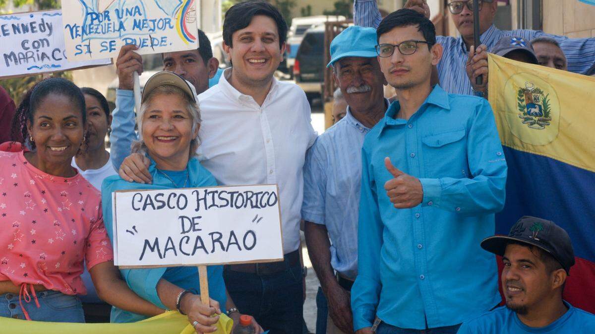 El activista venezolano de derechos humanos Jesús Armas (3 a la der.) fue detenido el 10 de diciembre de 2024 y se encuentra en la tenebrosa prisión El Helicoide.