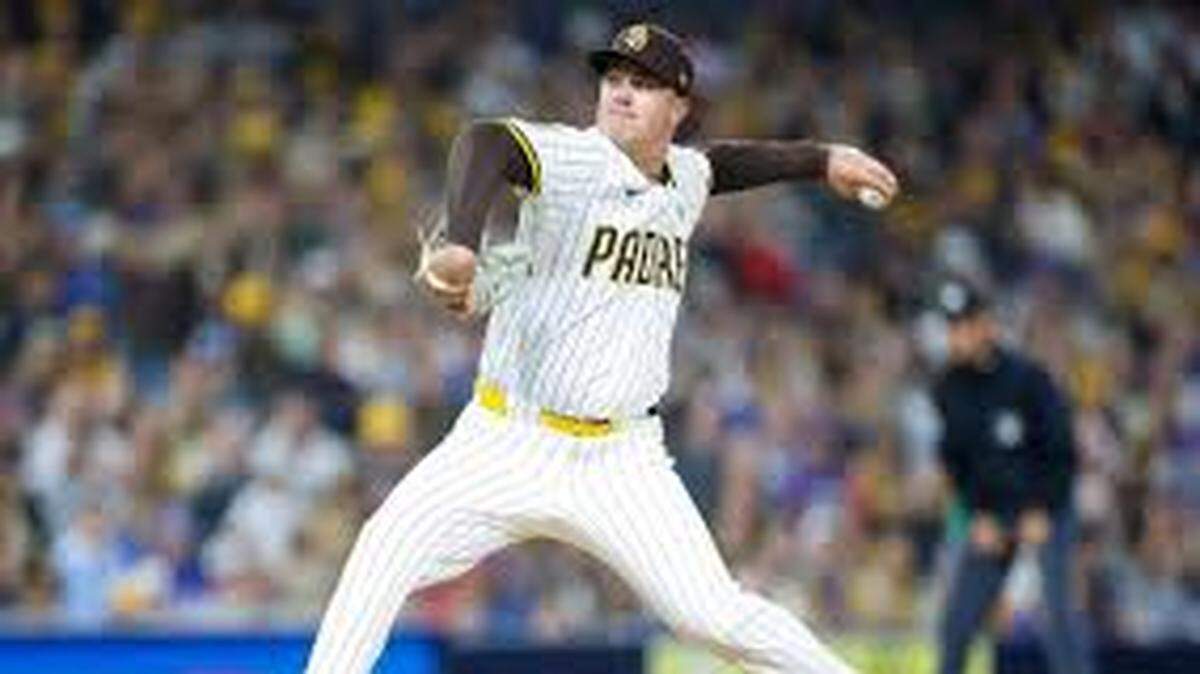 El relevista de los Padres Adrián Morejón lanza en el séptimo inning del partido contra los Cachorros de Chicago, celebrado el 14 de abril de 2025 en San Diego.