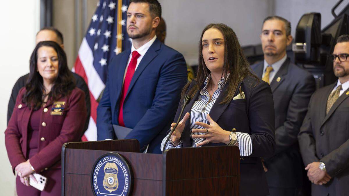 La subdirectora del Servicio de Inmigración y Control de Aduanas de Estados Unidos (ICE), Madison Sheahan, hable en una conferencia de prensa sobre la Operación Retorno Criminal en la oficina del ICE en Miramar, Florida, el jueves 13 de noviembre de 2025.