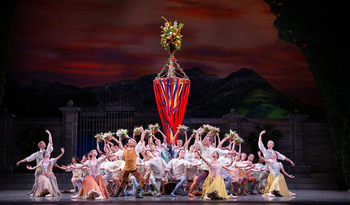 Los bailarines de Miami City Ballet en una de las escenas más aplaudidas del del primer acto de “El Lago de los Cisnes” de Alexei Ratmansky.