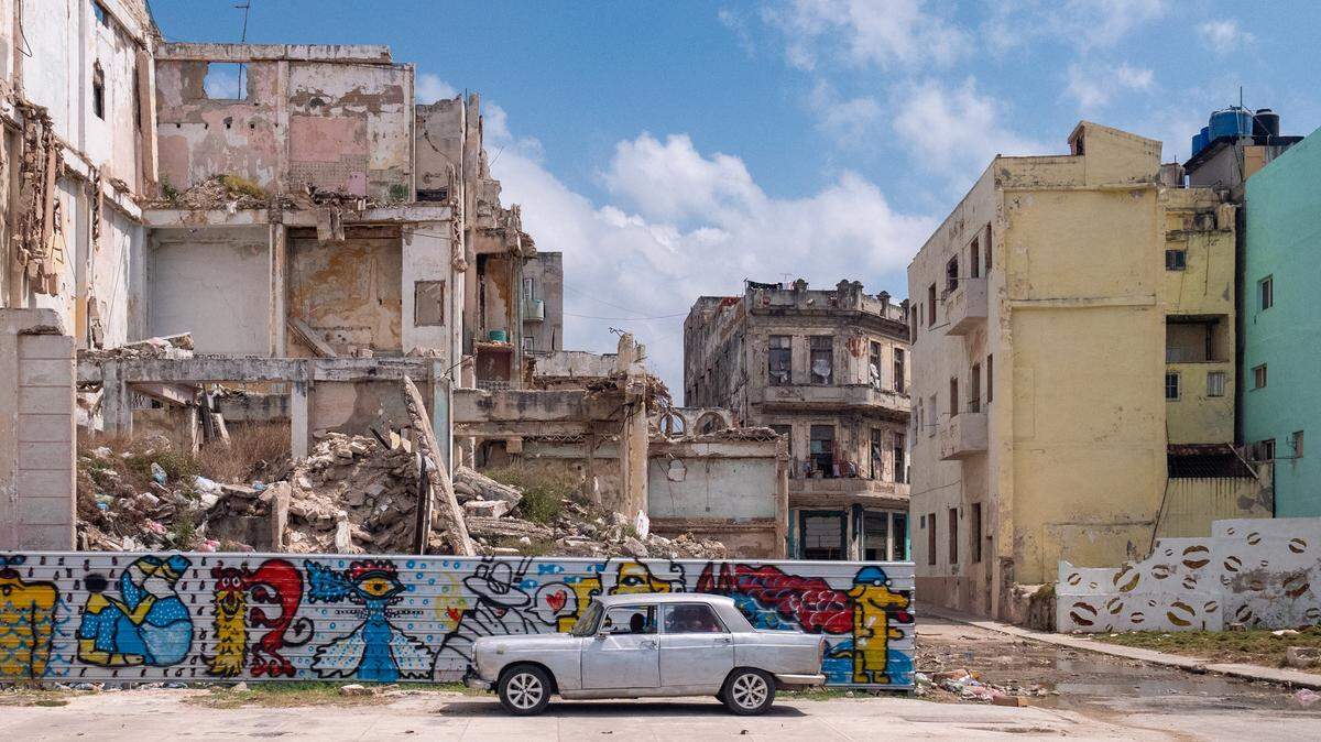 Vista de un edificio en ruinas el 28 de marzo de 2025 en La Habana, Cuba. La embajada de Japón en La Habana anunció una donación de artículos de primera necesidad a cubanos.