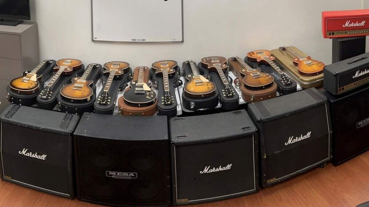 Imagen tomada de la cuenta de Twitter de la Oficina del Sheriff del condado de Volusia. Se busca a un hombre que estafó a una anciana y usó su tarjeta de crédito para comprar guitarras y equipos de música por valor de $17,000 dólares.