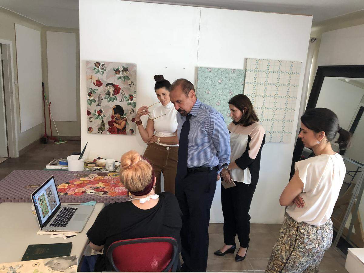 Jorge Pérez acostumbra a reunirse con los artistas para conversar y comprobar el impacto de los proyectos que apoya la Jorge M. Pérez Family Foundation.