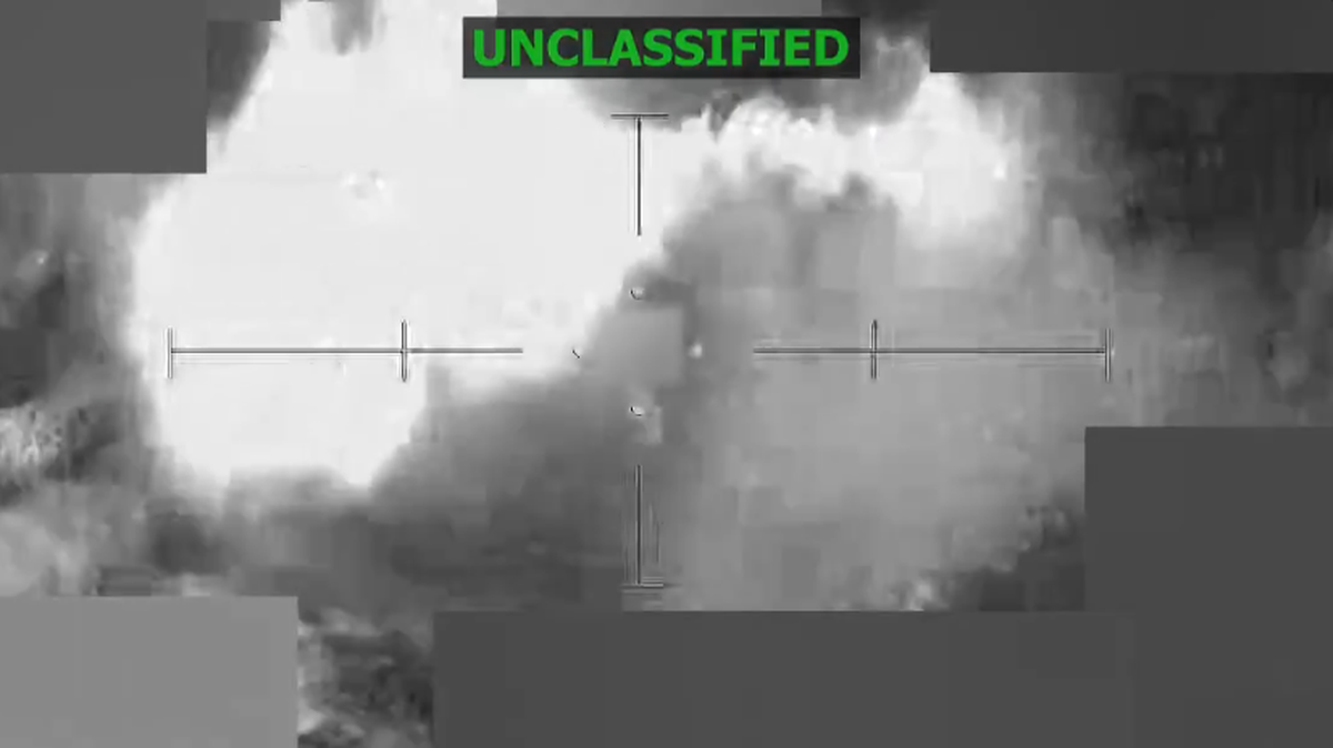 Imagen tomada de un video del Comando Sur de EEUU el domingo 16 de noviembre de 2025, que muestra el ataque de una lancha en el océano Pacífico el sábado 15 de noviembre.