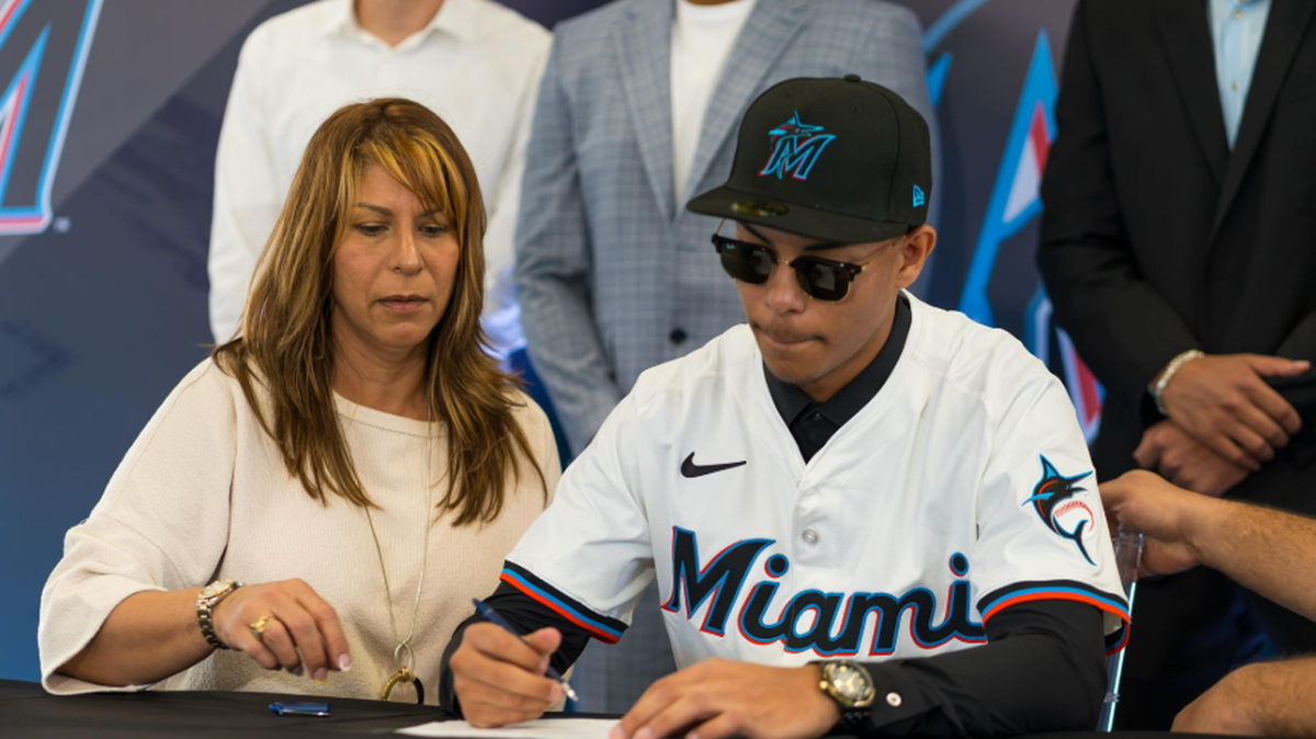 Aunque nació en la Capital del Sol, Andrew Salas llegá como agente libre venezolano y lo hace con un bono de $3.7 millones con los Marlins de Miami, uno de los más jugosos que se otorgará en la nueva camada de prospectos internacionales que aspiran a llegar a las Grandes Ligas.