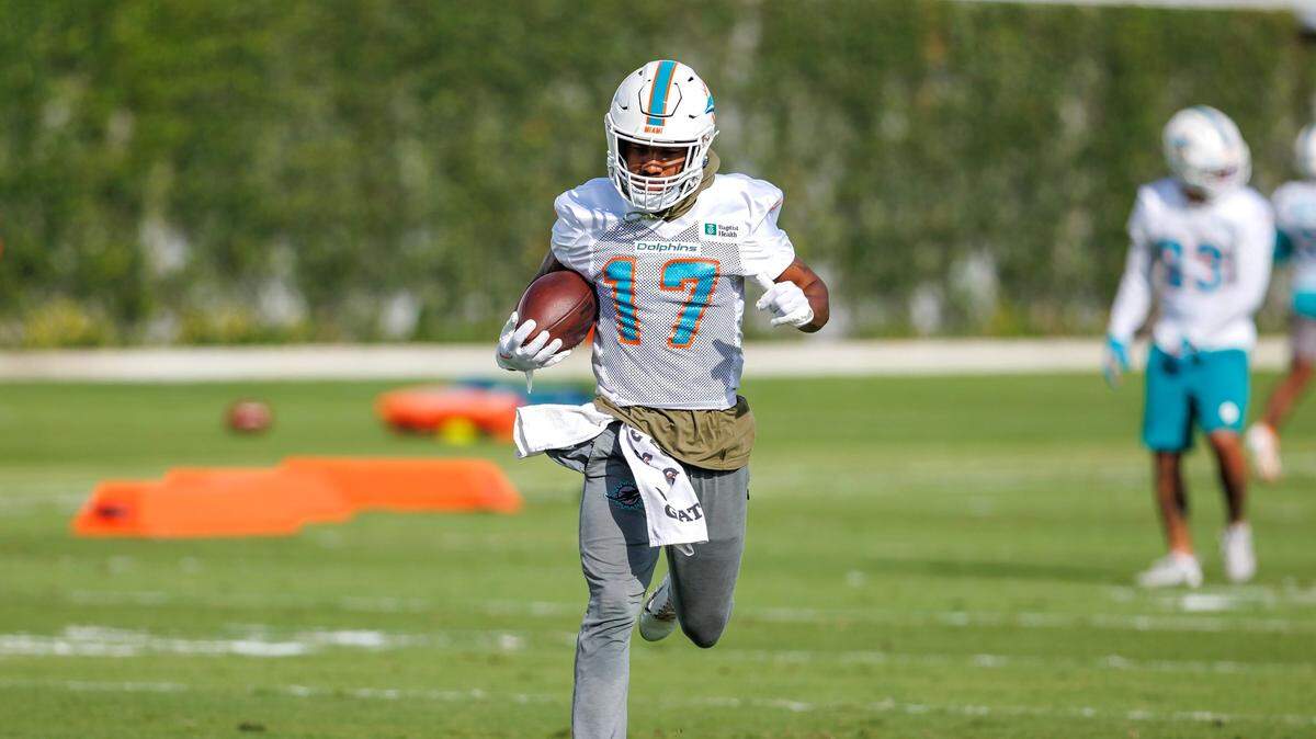 El wide receiver de los Dolphins Jaylen Waddle corre con el ovoide en un entrenamiento del equipo celebrado en el Baptist Health Training Complex en el Hard Rock Stadium, en Miami Garden, Florida, el 30 de noviembre de 2022.