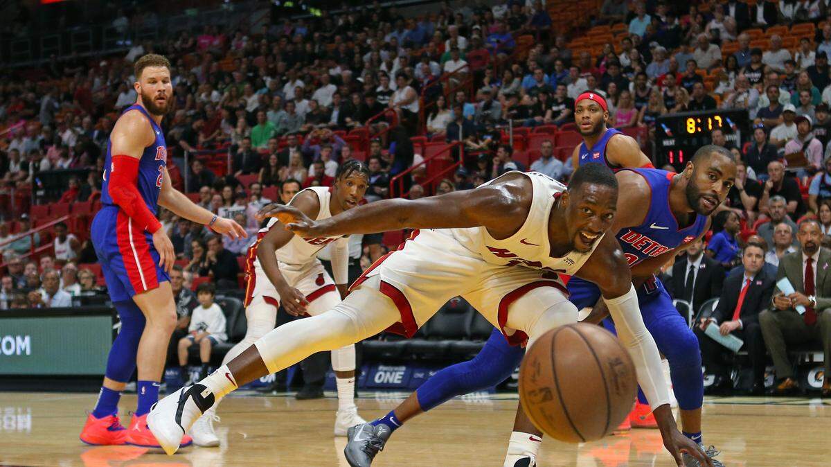 El jugador del Heat Bam Adebayo (izq.) pierde la bola ante la defensa de Wayne Ellington, de los Pistons, en el partido celebrado el 13 de marzo de 2019 en Miami.