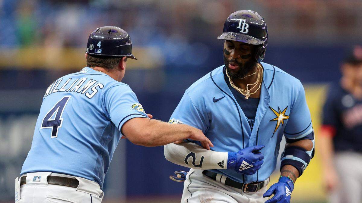 El primera base cubano de los Rays Yandy Díaz celebra con el coach de tercera base Brady Williams tras pegar un jonrón en el primer inning del partido ante los Medias Rojas de Boston, efectuado el 13 de abril de 2023 en el Tropicana Field, en St. Petersburgh.