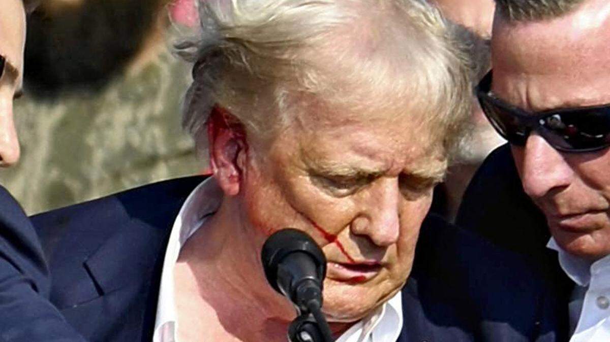 El candidato presidencial republicano de los Estados Unidos, el expresidente Donald Trump, está rodeado por agentes del Servicio Secreto de los Estados Unidos en Butler, Pensilvania, el 13 de julio de 2024.