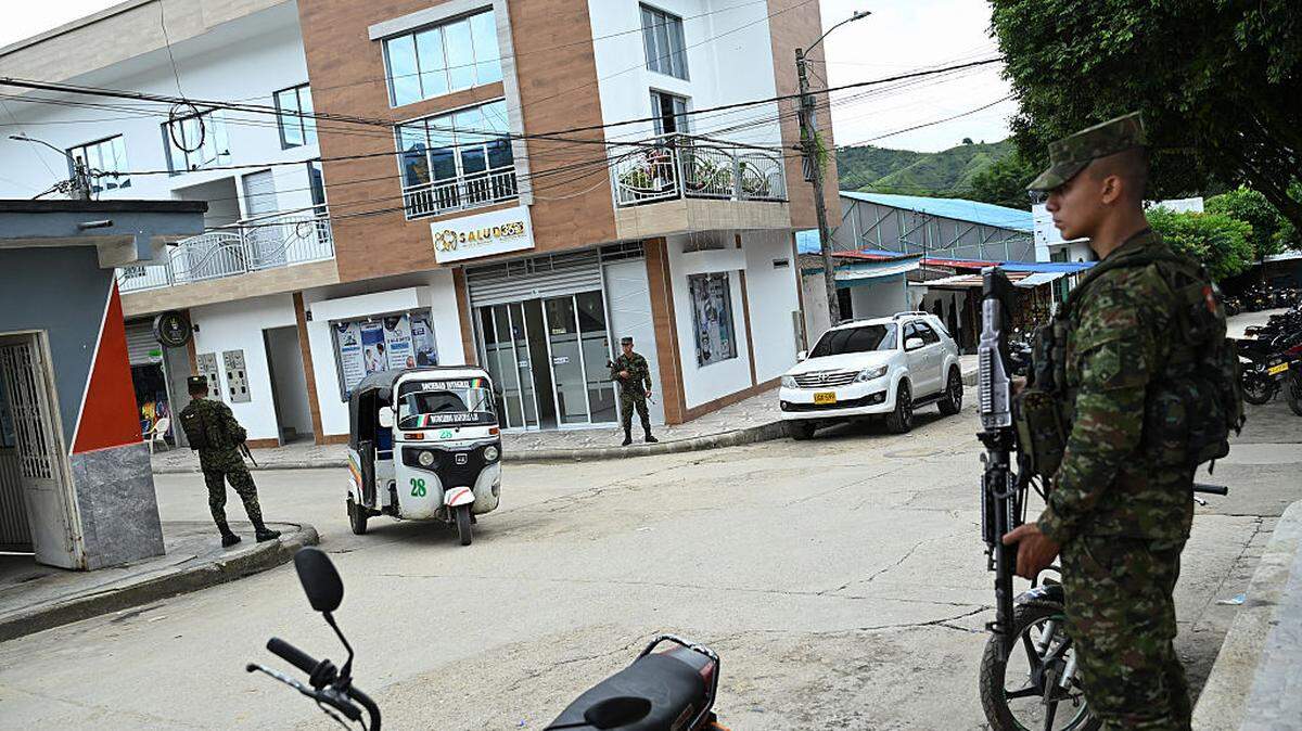 Soldados colombianos montan guardia a las afueras de la Villa Olímpica Luis María Bautista durante la firma del “Pacto por la Vida y el Fin del Conflicto en Algeciras”, en Algeciras, departamento de Huila, Colombia, el 7 de mayo de 2026.