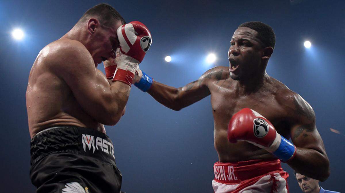 Yunier Dorticós golpea el rostro de Mateusz Masternak en ruta a una victoria el 20 de octubre de 2018 en Orlando.