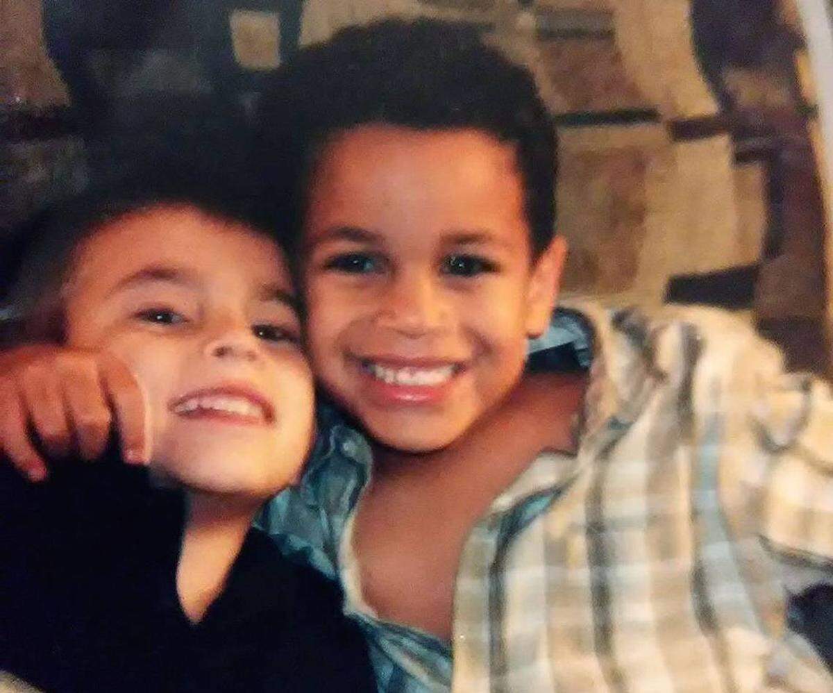 Zachary y Nikolas Cruz cuando eran niños.