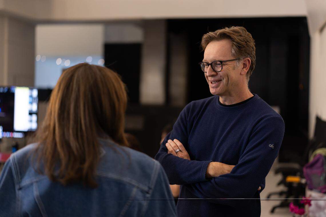El dramaturgo Nicolas Griffin conversa con Stacey Mindich, copresidenta de la junta directiva de Miami New Drama, durante el primer ensayo de la obra “English Only”.