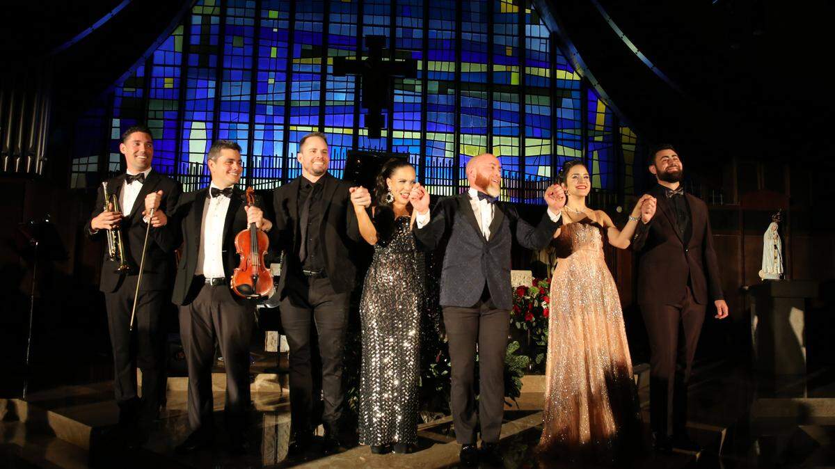 En el “Concierto de Voces Cubanas de 2022”, de izq. a der. Alberto Alonso, trompeta, Jorge Clavero, violín, Edward Salles, tenor, Grethel Ortiz, cantante, Roberto Berrocal, piano, Eleomar Cuello, barítono.