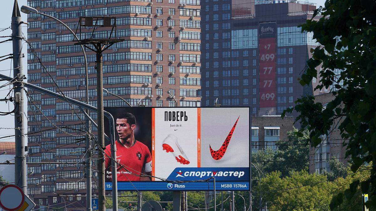 Un cartel promociona a la marca estadounidense Nike en su suburbio de Moscú, Rusia, el 16 de junio de 2018.