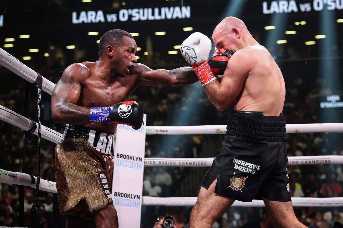 Erislandy Lara (izq.) se impuso por nocaut técnico en el octavo round a Gary O’Sullivan como parte de la velada de Showtime en Brooklyn, Nueva York.