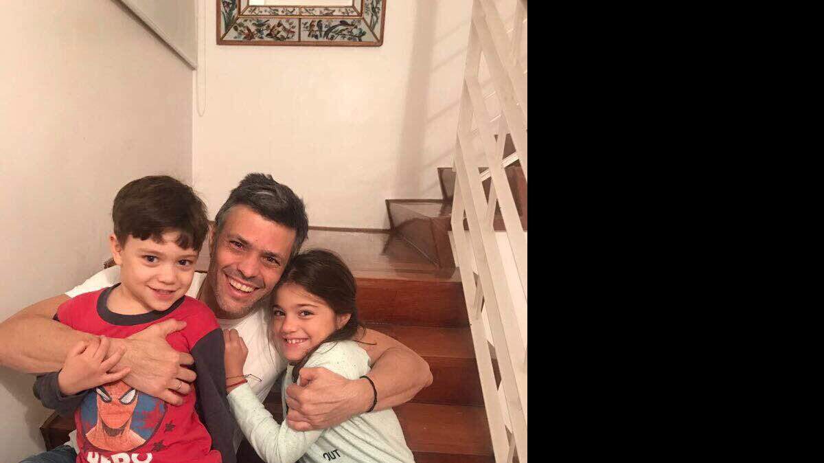 Leopoldo López con sus hijos, Manuela y Leopoldo Santiago, el sábado en Caracas. 