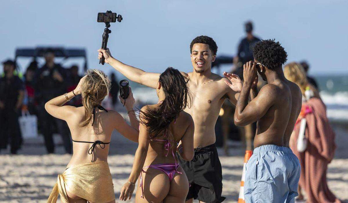 La gente visita Las Olas Beach durante las vacaciones de primavera, el viernes 20 de marzo de 2026, en Fort Lauderdale, Florida.